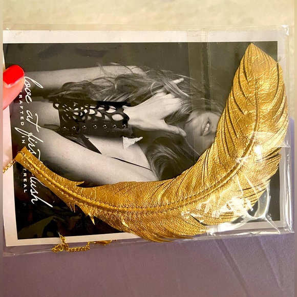 Gold Feather Necklace - New with packaging - Picture 1 of 2